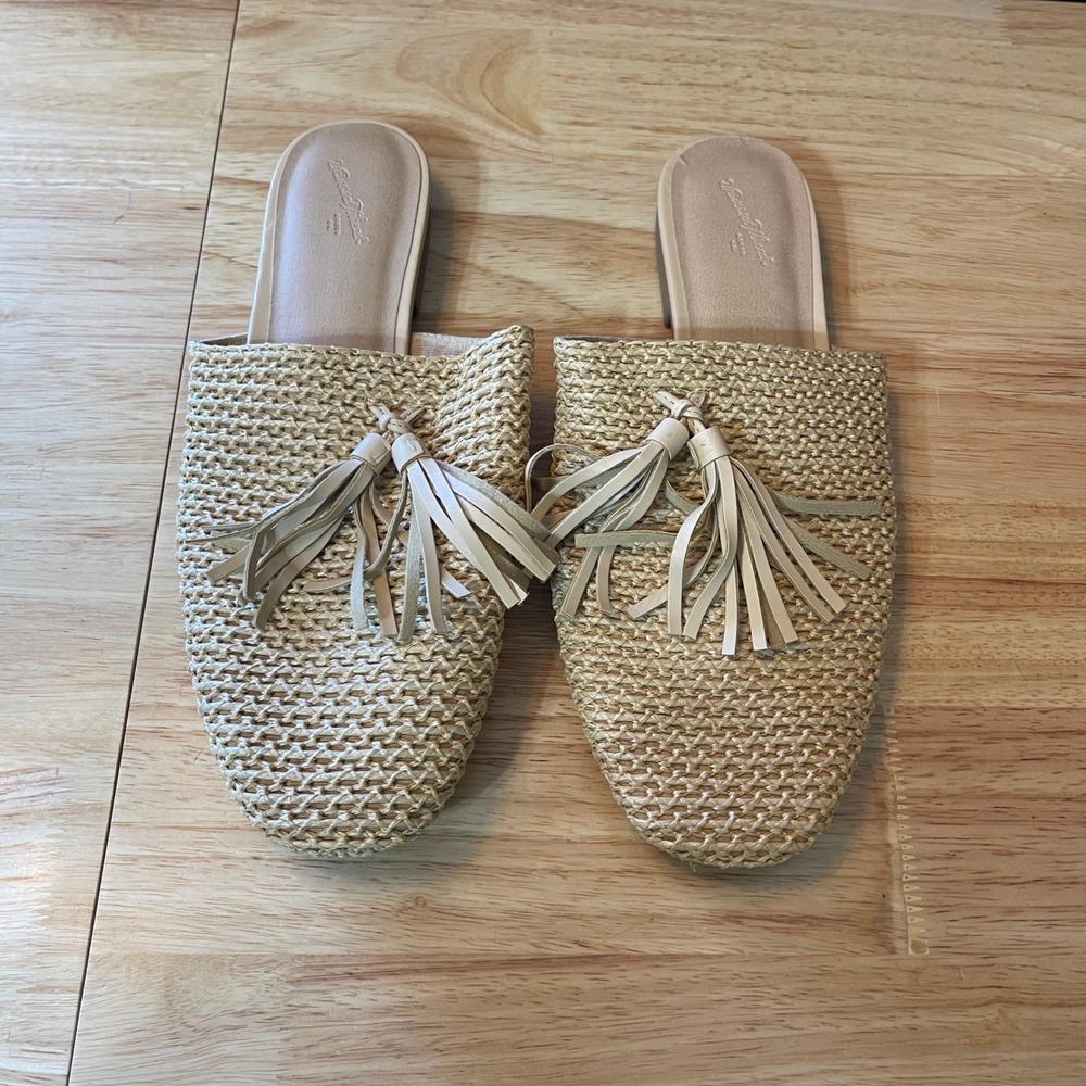 Universal Thread Womens Tan Woven Raffia Tassel Mules Flats Size 11 Neutral Boho